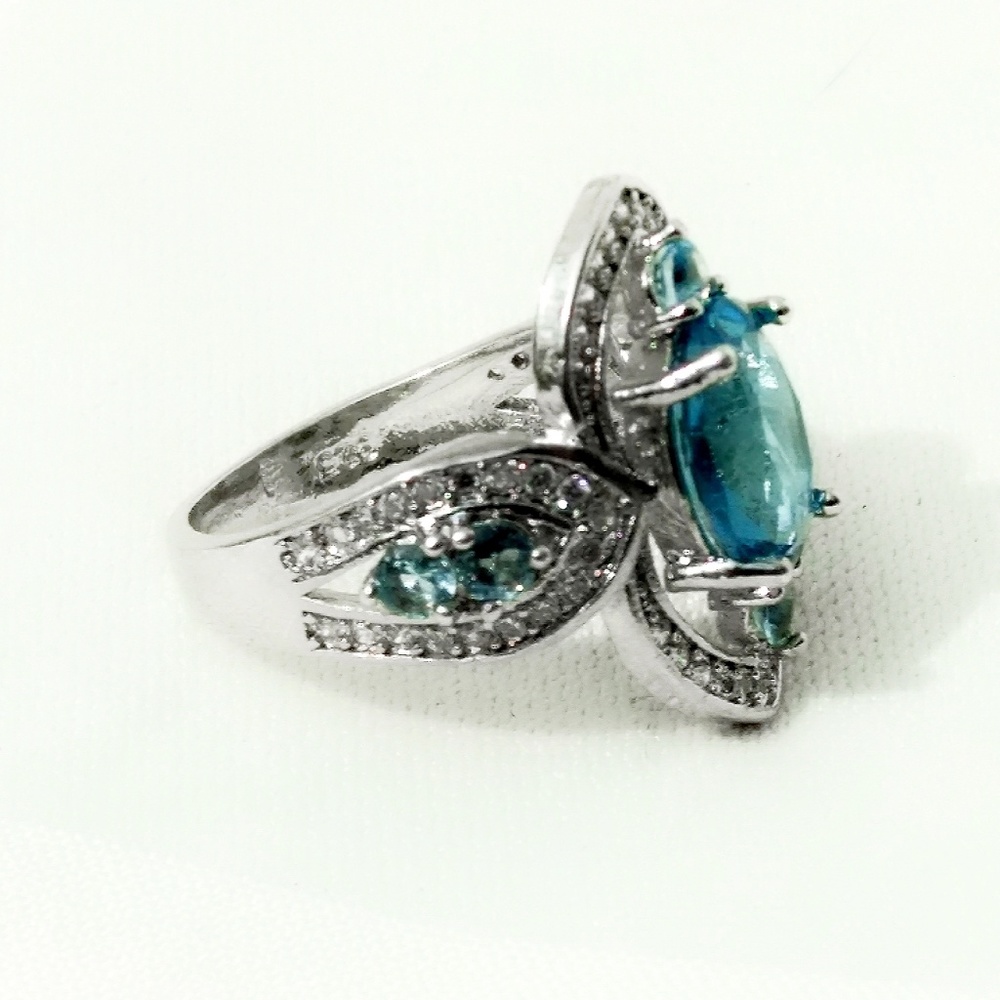 Vintage Blue Topaz Ring set in Sterling Silver- Size 7.5 - Picture 6 of 7